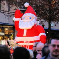 5332_4050 Aufblasbare Weihnachtsfigur, beleuchteter Weihnachtsmann - Menschen. | Adventszeit  in Hamburg - Weihnachtsmarkt - VOL. 2